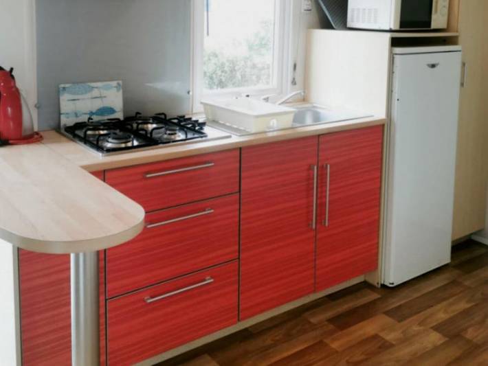 Camping Paradis - Les Palmiers - Mobilheim 4 personen - Mh 2 Ch Komfort 4pers + Halbüberdachte Terrasse in Saint-Philibert, Côte des Mégalithes