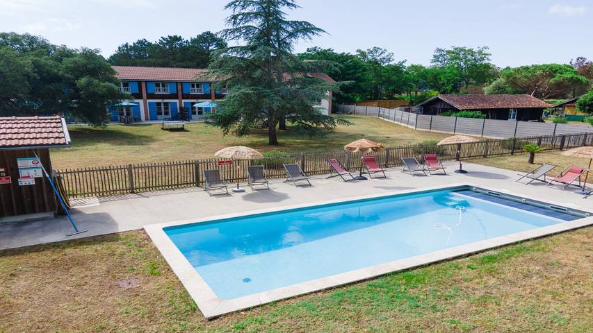 Gîte pour 2 personnes, avec terrasse et piscine