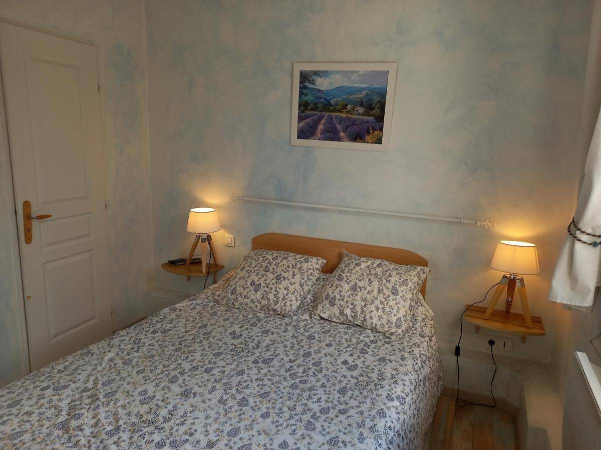 Double Room in Entrevaux, Région Castellane