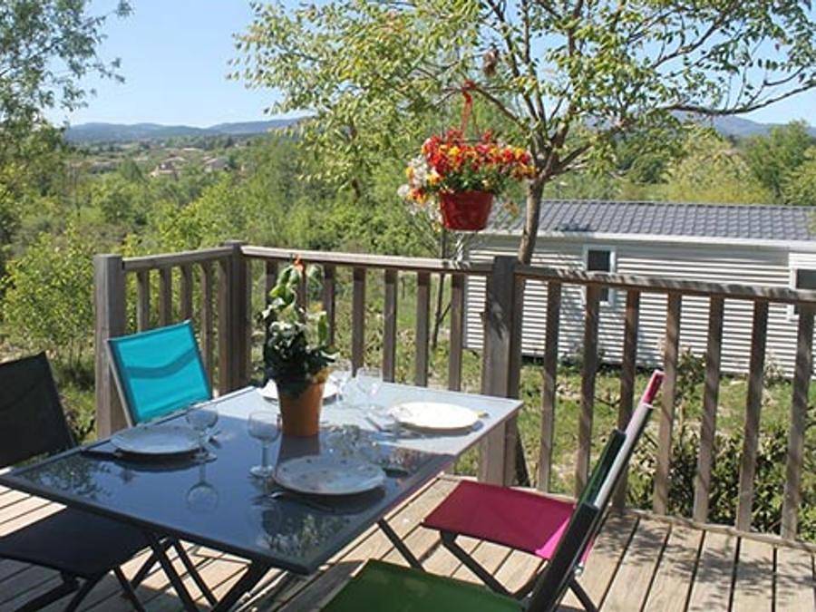 Flower Camping Saint Amand - Mobilhome 4 personnes - Premium Patio 30m² 2 chambres Clim, Tv, lave-vaisselle in Laurac-en-Vivarais, Ardèche