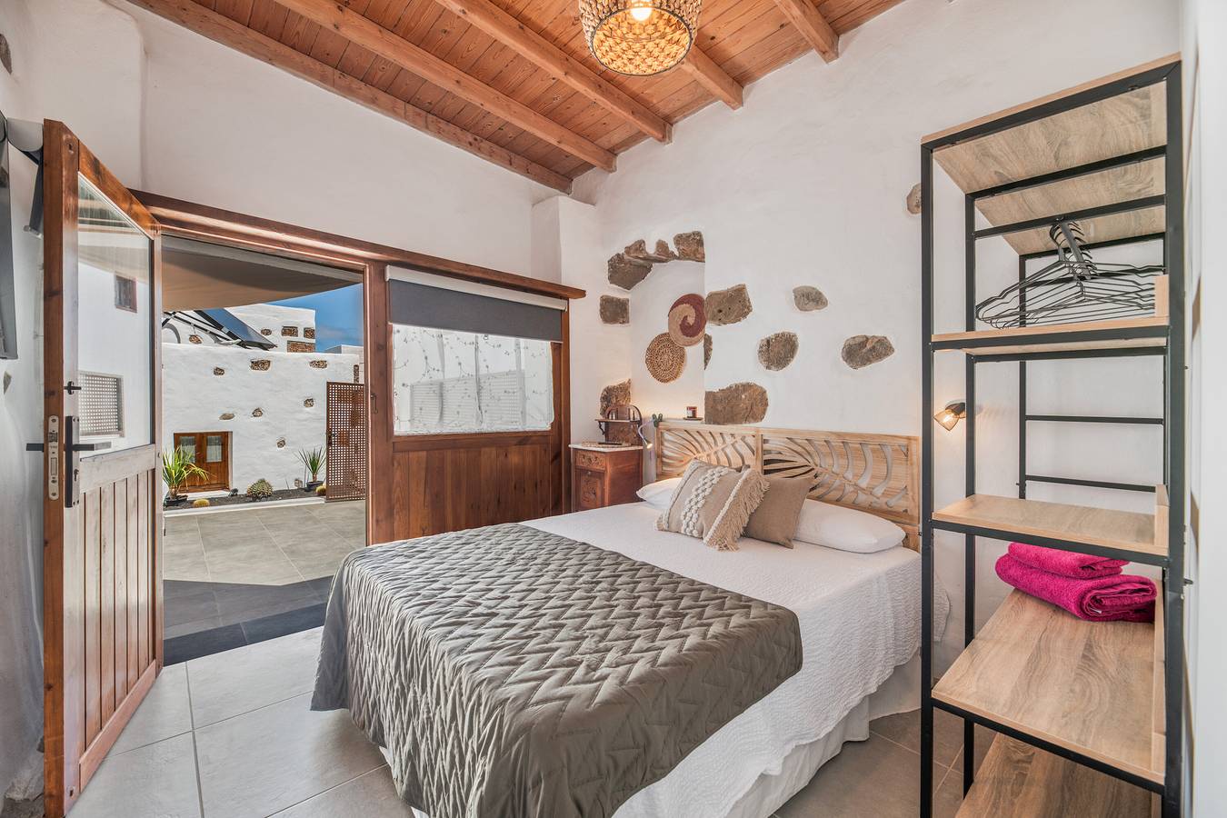 Appartement entier, Vacances 'Tabayesco' avec vue sur la montagne, piscine partagée et Wi-Fi in Tabayesco, Haría