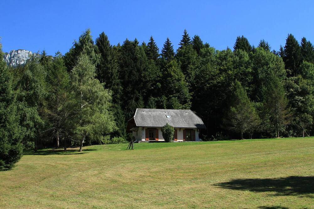 Maison de caractère sur terrain arboré in Leschaux, Parc naturel régional du Massif des Bauges