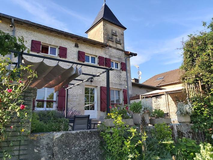 Gîte pour 12 personnes, avec jardin ainsi que terrasse et piscine