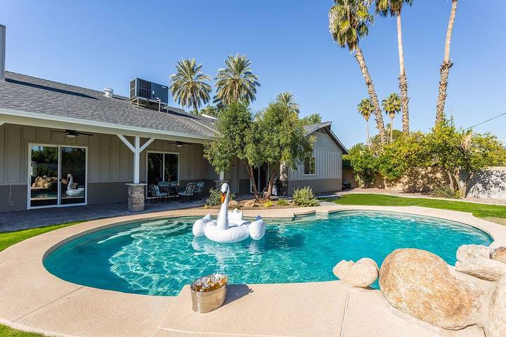 Vacation rental for 14 people, with yard in Scottsdale