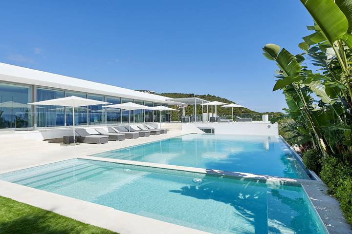 Chalet para 12 personas, con jardín además de balcón y jacuzzi en Es Cubells