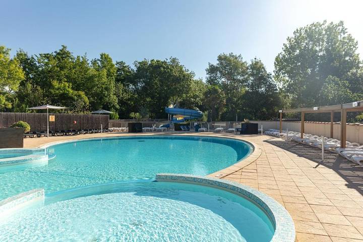 Camping pour 4 personnes, avec piscine ainsi que jardin et terrasse, animaux acceptés