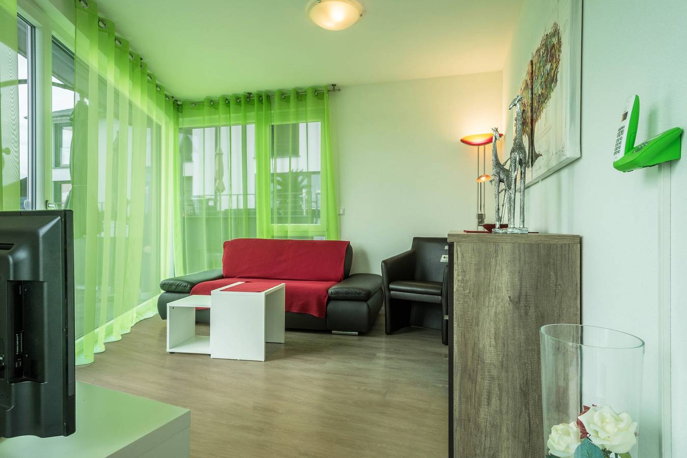 Ganze Wohnung, Ferienwohnung "Rose" mit großem Balkon mit herrlichem Blick auf See, Wald und Berge. in Sipplingen, Region Bodensee-Oberschwaben