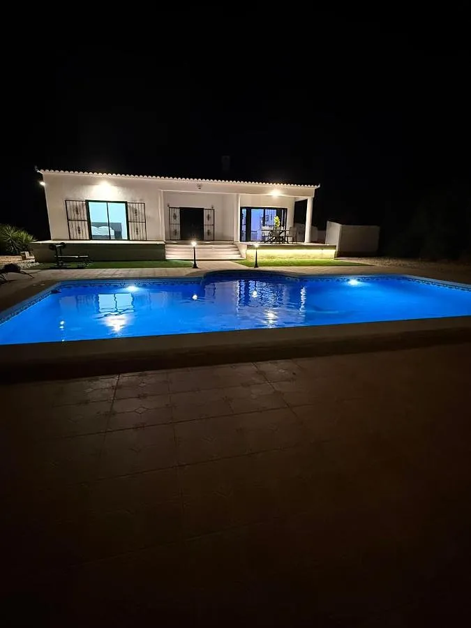 Villa pour 7 personnes, avec vue et terrasse ainsi que jardin et piscine - 1