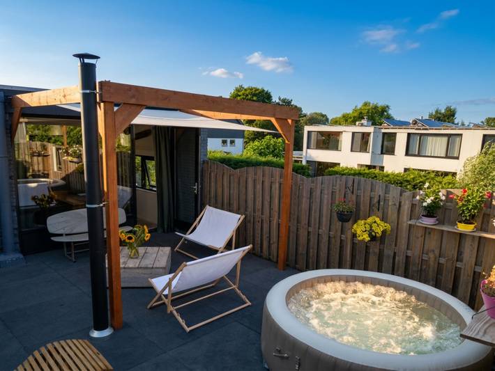 Ganze Wohnung, Wohnung in Kaag mit Dachterrasse und Whirlpool in Kaag, Groene Hart