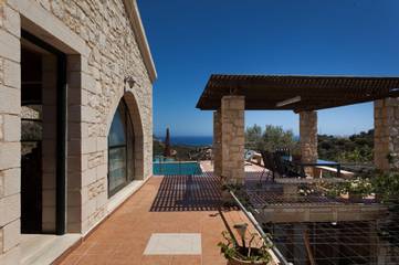 Location de vacances pour 8 personnes, avec balcon et jardin dans Stalos