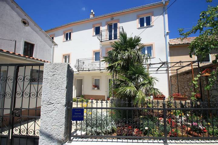 Ganze Wohnung, Vintage Apartment nur 175 Meter zum Strand mit Meerblick, Privatparkplatz, Klima in Jadranovo, Primorje-Gorski Kotar