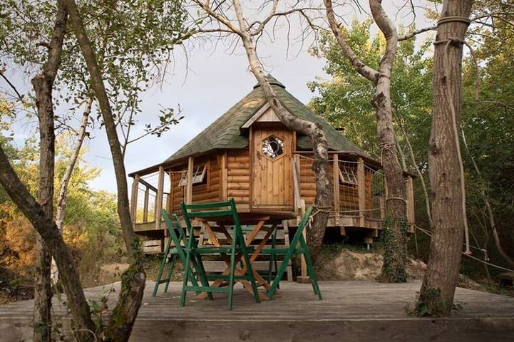 Cabane en bois pour 4 personnes, avec terrasse et jardin