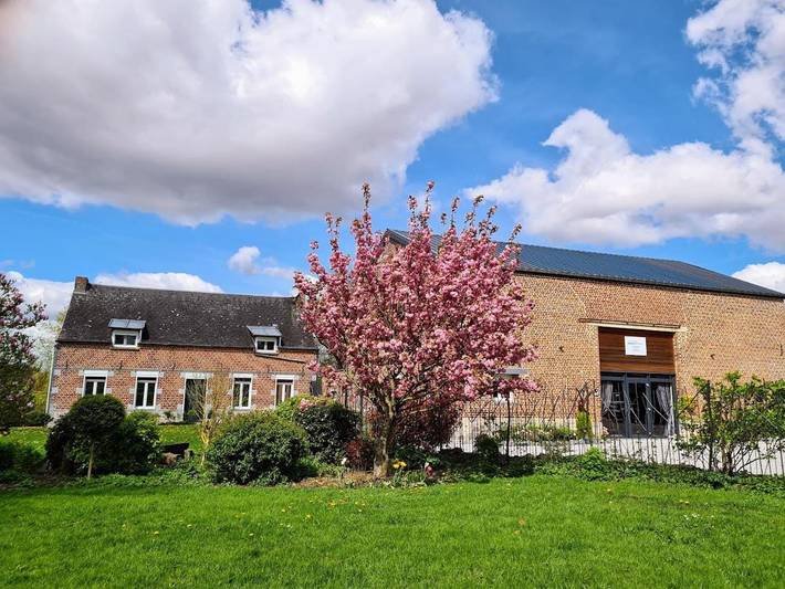 Chambre d’hôte pour 2 personnes, avec Terrasse et Jardin ainsi que Piscine et Vue dans Saint-Remy-Chaussée