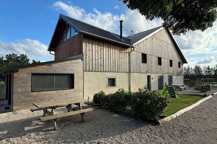 Gîte pour 12 personnes, avec jardin dans Laviron