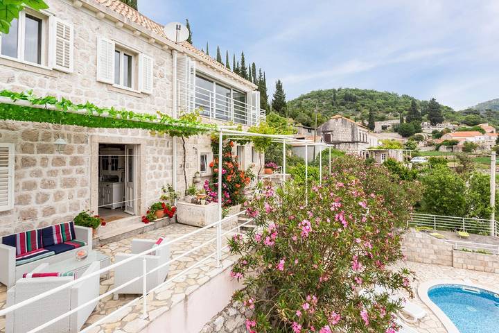 Ferienhaus für 10 Personen, mit Balkon und Terrasse sowie Pool