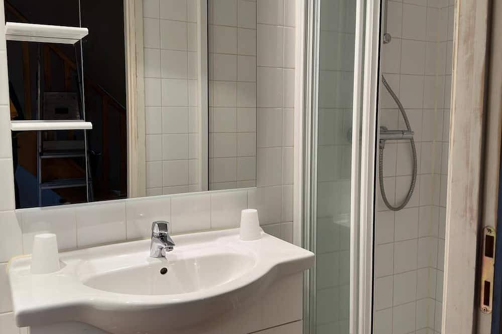 Geheel appartement, Gezellig appartement in charmant gerenoveerde 200 jaar oude duiventoren! in Urval, Périgord Pourpre