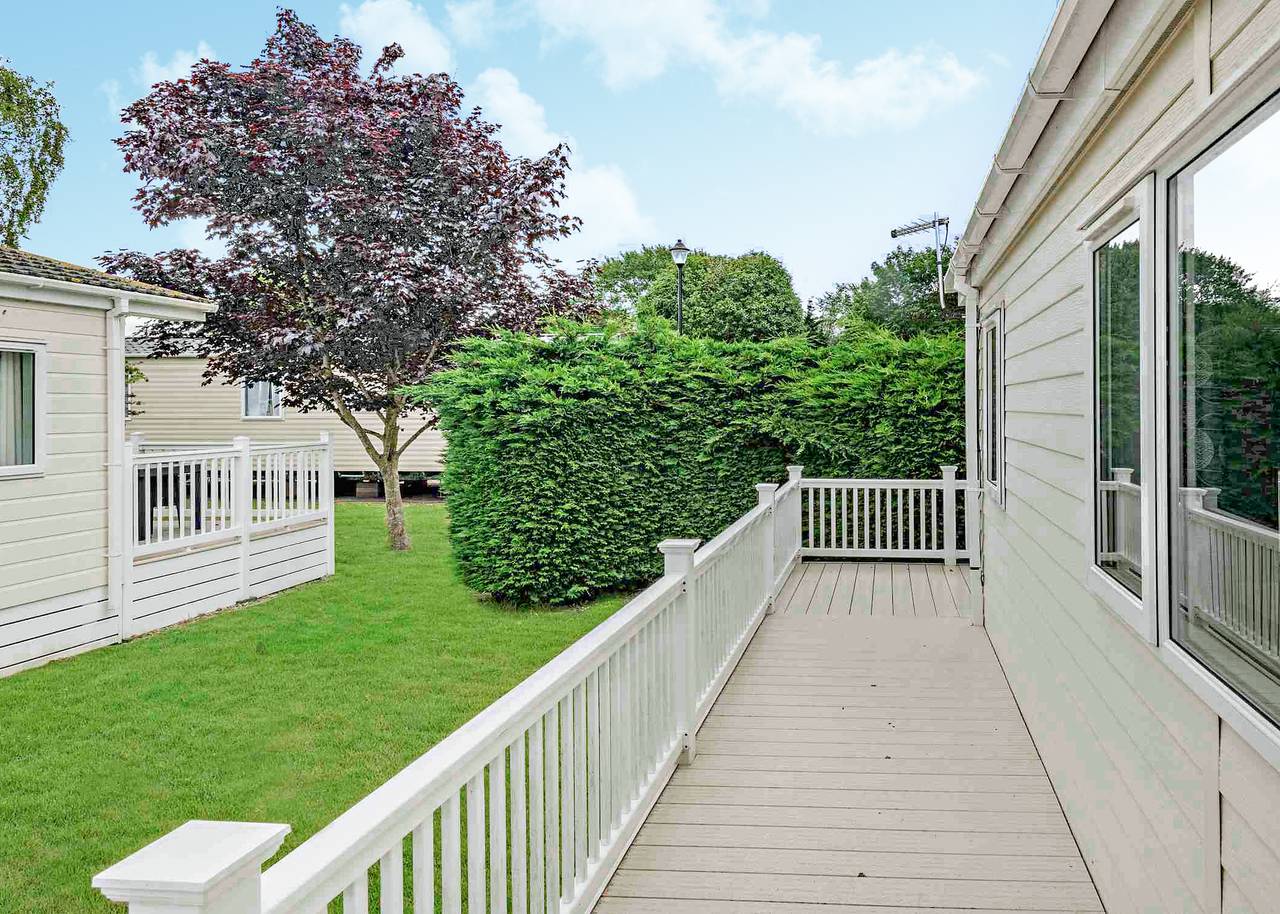 Deluxe Lodge. Parking, ensuite and decking. in Burgh Castle, Great Yarmouth