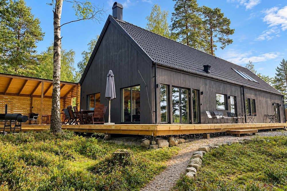 The Nabbe – Seefront Sauna, Jacuzzi & Motorboot in Gällstads distrikt, Västergötland