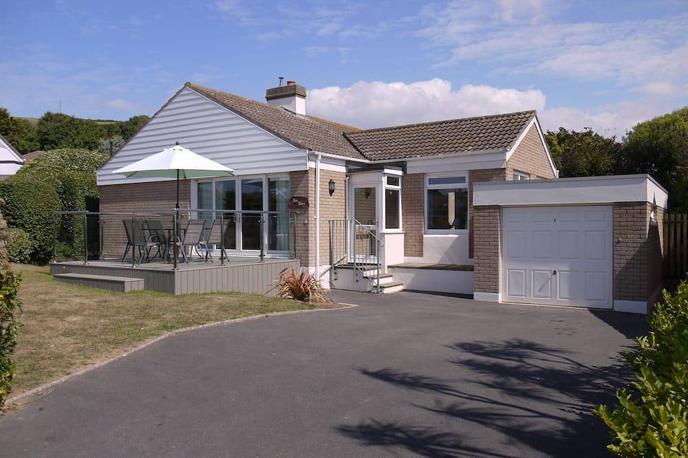 Sea Dunes - a Croyde bungalow with sea views & easy walk to the beach or village in Croyde, Devon