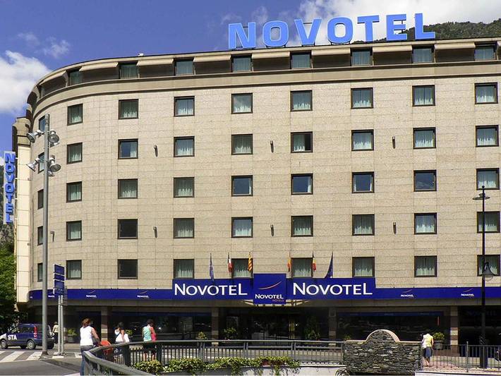 Hotel para 2 personas, con terraza y piscina además de jacuzzi y sauna - 1