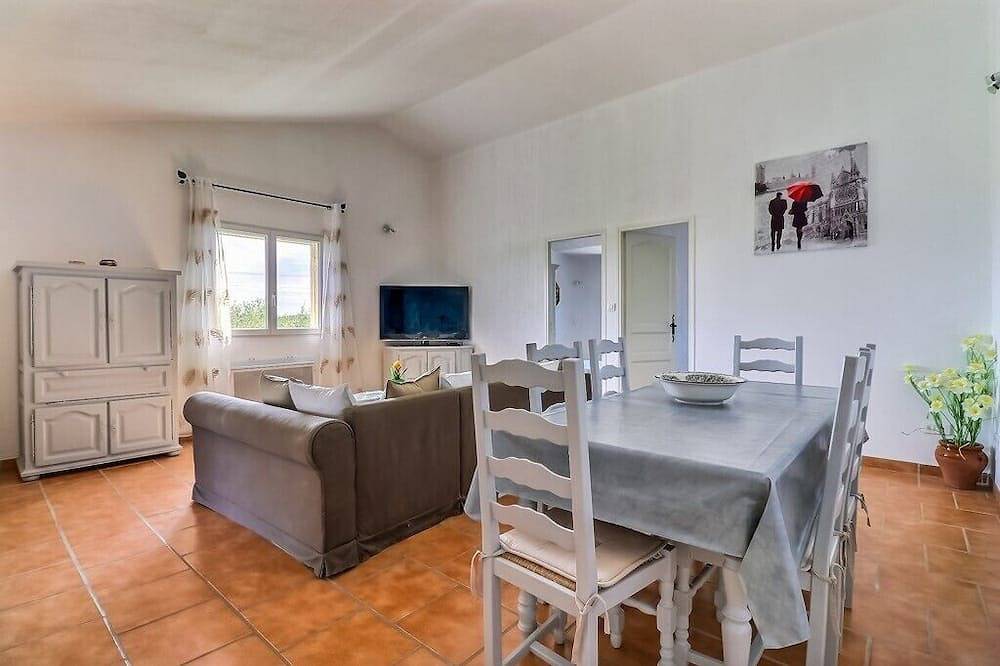 Entire apartment, Apartment for 4 to 6 people olive side 1st floor in Beaucaire, Nimes region