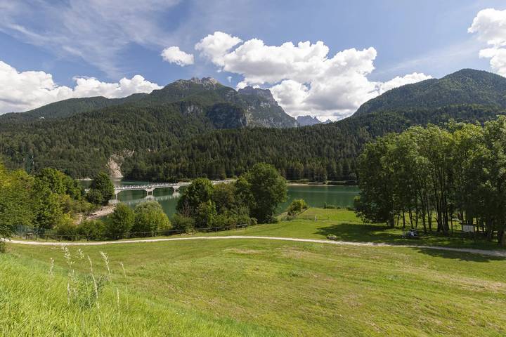 Ferienhaus 'Alle Arce' mit Blick auf den See, Wi-Fi und Klimaanlage in Domegge di Cadore, Östliche Dolomiten
