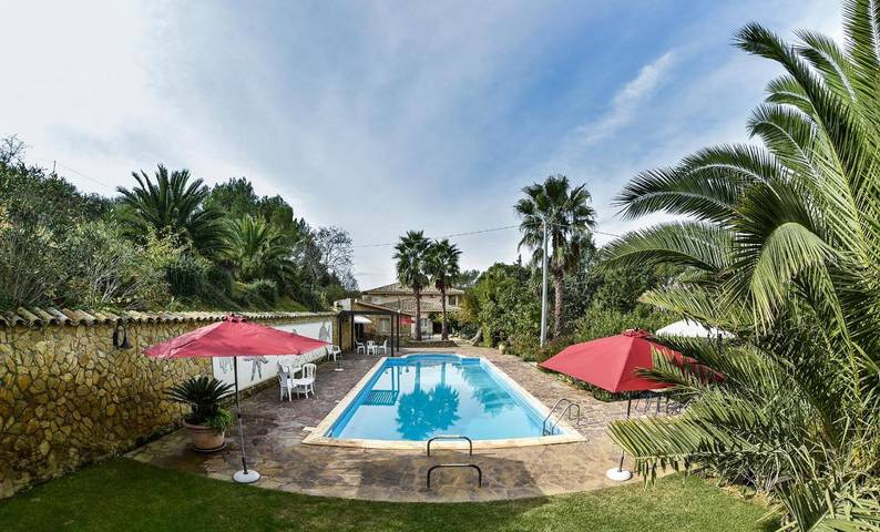 Ferienwohnung für 3 Personen, mit Terrasse und Garten sowie Pool und Ausblick