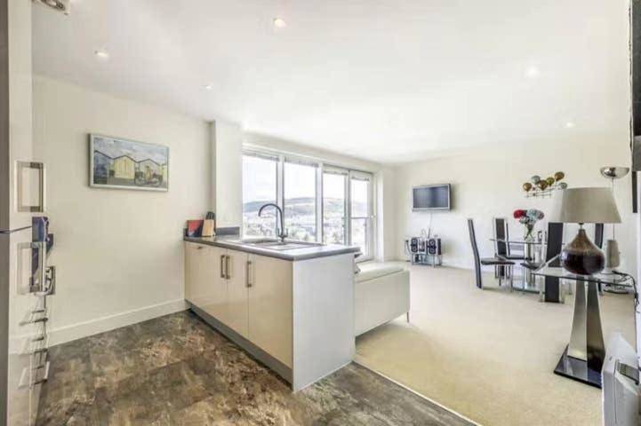 Entire apartment, Apartment with Lake View in Swansea, Swansea region