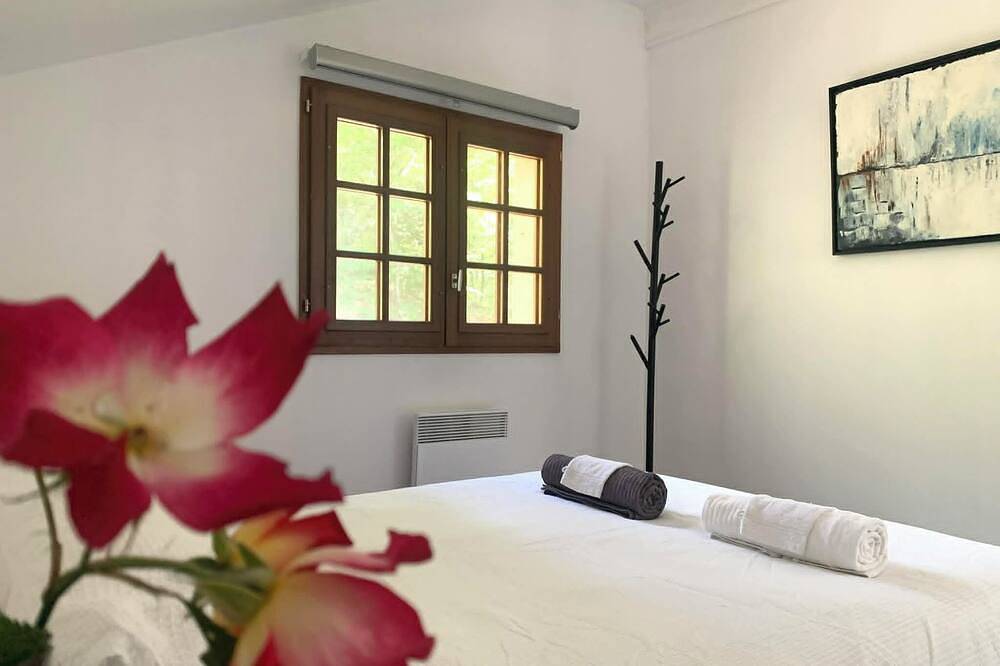 Appartement entier, Petit gîte dans les bois avec piscine privative in Saint-Jean-d'Estissac, Périgord Pourpre