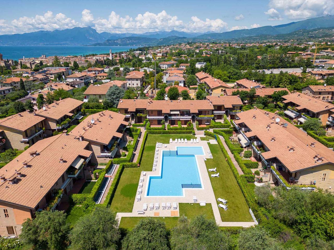 Appartamento intero, Appartamento vicino al centro con piscina, aria condizionata, parcheggio in Lazise, Prealpi Gardesane