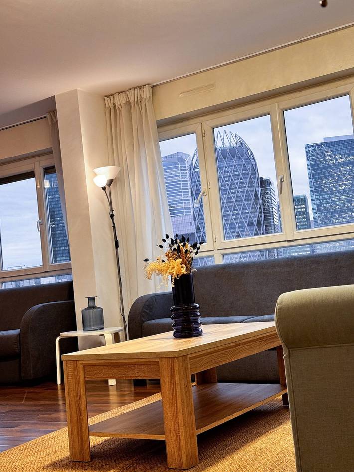 Appartement entier, Appartement avec vue sur Paris et accès direct pour 10 personnes in Courbevoie, Hauts-de-Seine