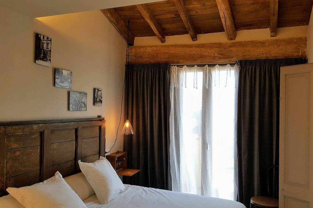 Apartamento entero, Terrissaire terraza y acceso a la piscina interior in Olot, Parc Natural de Zona Volcànica de la Garrotxa