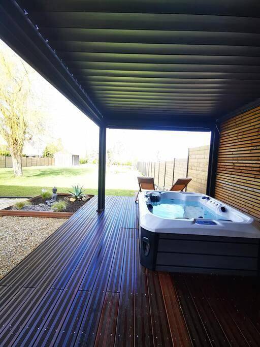 Location de vacances pour 2 personnes, avec vue ainsi que terrasse et jardin à Saint-Marcan - 4