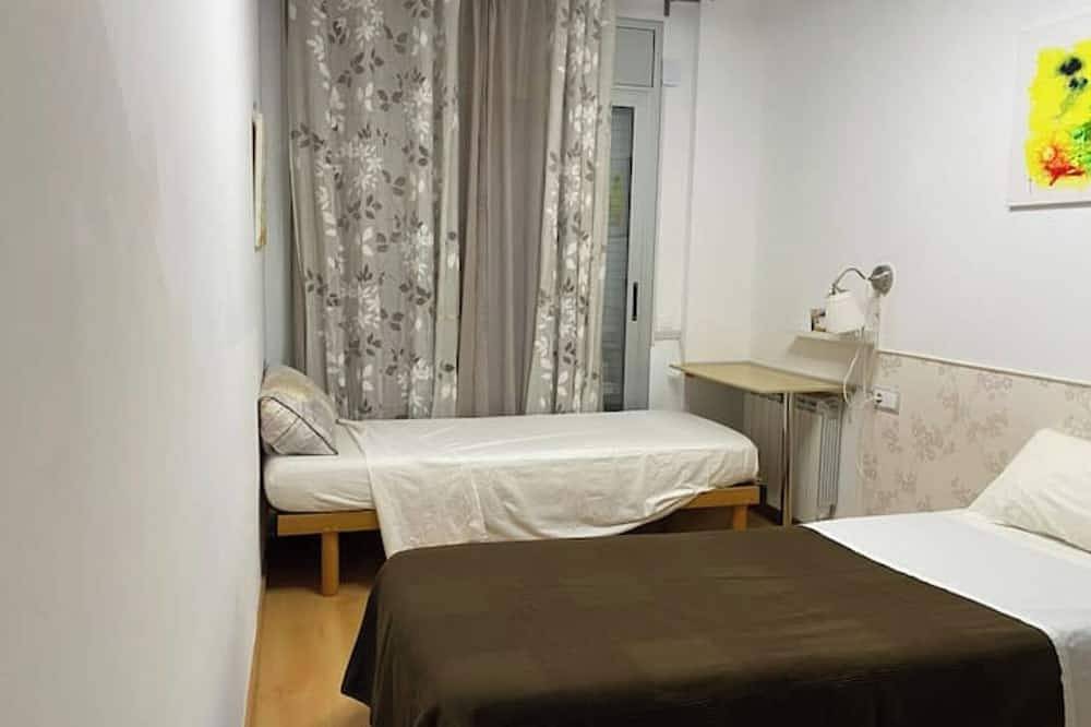 Apartamento entero, Confort Familiar Soleado. Parking y wifi in Tarrasa, Interior de Barcelona