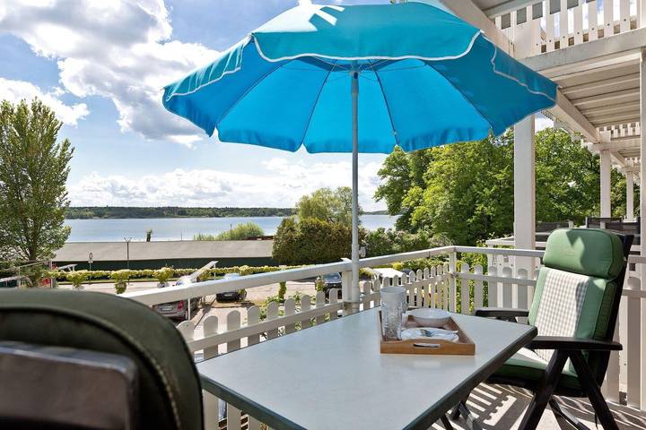 Ferienwohnung für 4 Personen, mit Balkon und Seeblick an der Müritz