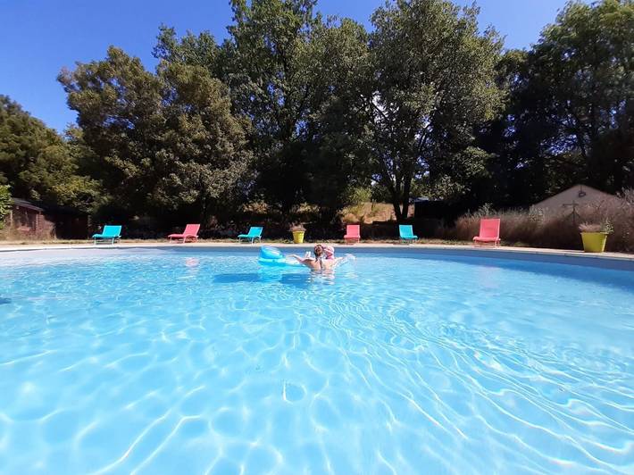 Gîte pour 29 personnes, avec jardin ainsi que terrasse et piscine, animaux acceptés