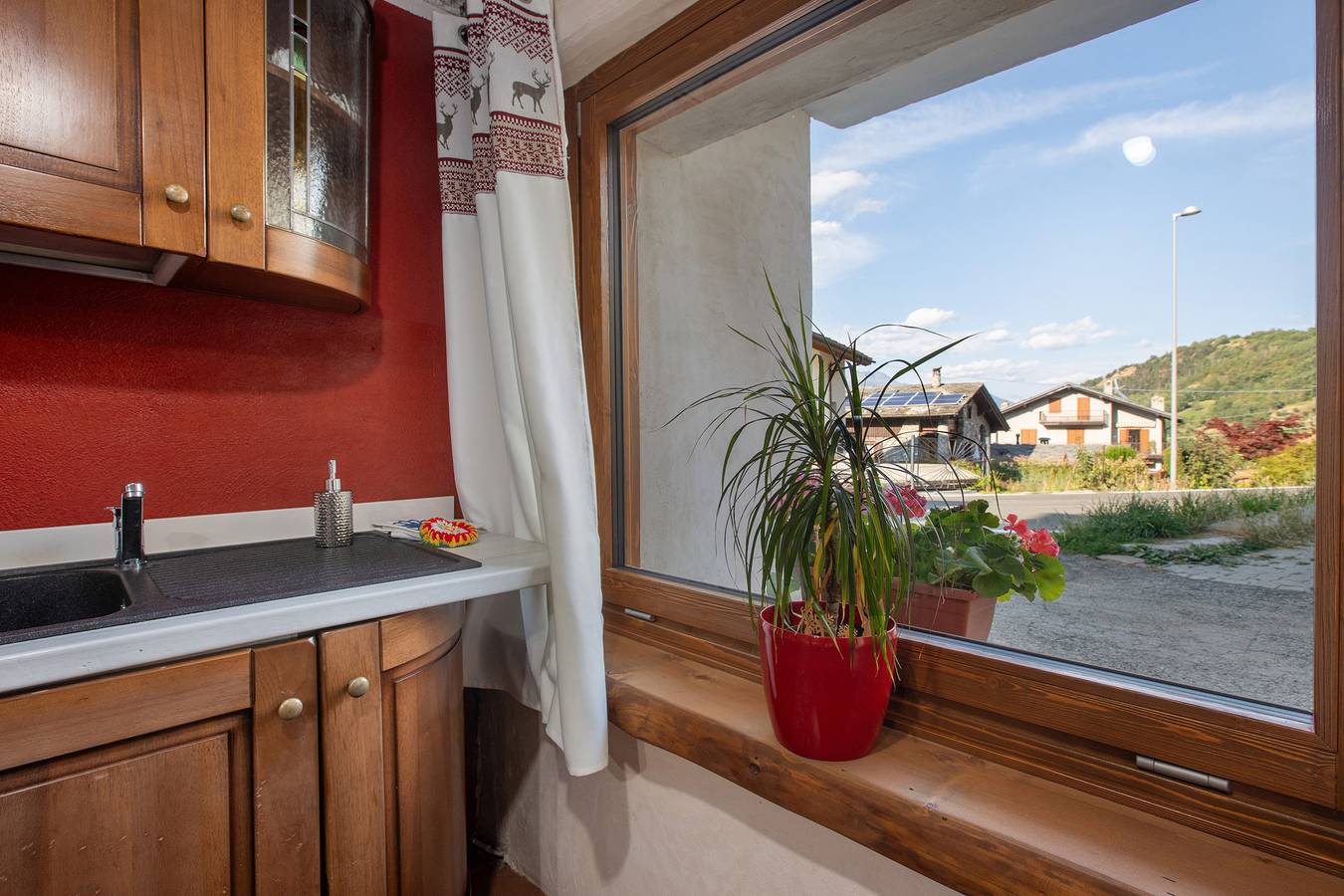 Appartement entier, Appartement 'La Petite Maisonnette' avec vue sur montagne et balcon in Plan d'Introd, Comune di Introd