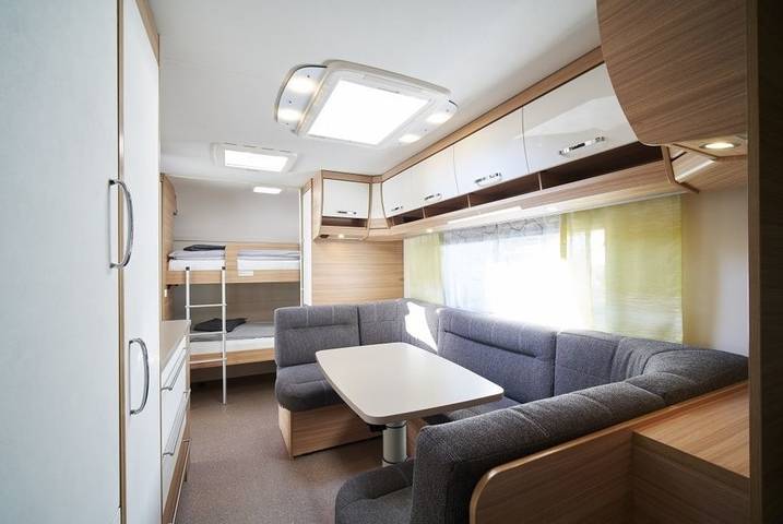 Wohnwagen für 4 Personen, mit Balkon und Sauna sowie Seeblick in 