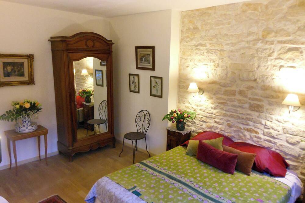 Charming Burgundy farmhouse with 5 bedrooms and pool in Andryes, Région d'Auxerre
