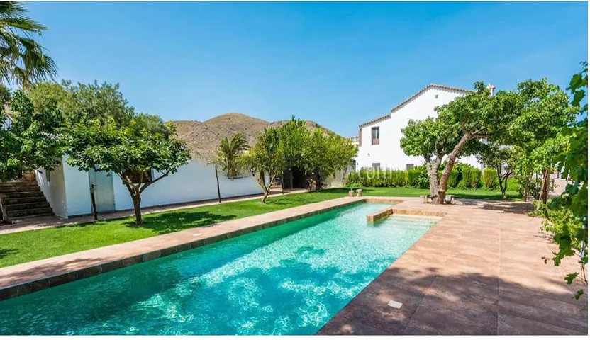 Casa rural para 21 personas, con jardín además de vistas y piscina - 1