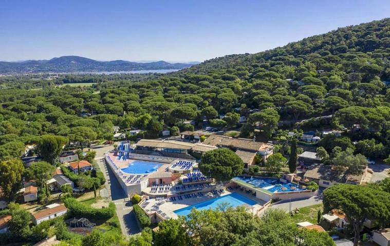 Camping pour 6 personnes, avec jardin et vue ainsi que terrasse et piscine