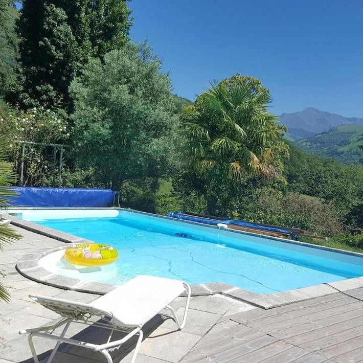 Location de vacances pour 7 personnes, avec terrasse ainsi que jardin et piscine, animaux acceptés à Aspin-en-Lavedan