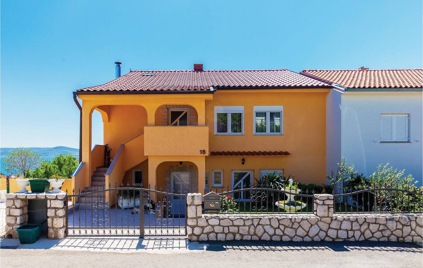 Ganze Ferienwohnung, Gemütliches Apartment mit Meerblick, WLAN, Terrasse und Parkplatz – 1 km vom Strand entfernt in Crikvenica, Primorje-Gorski Kotar