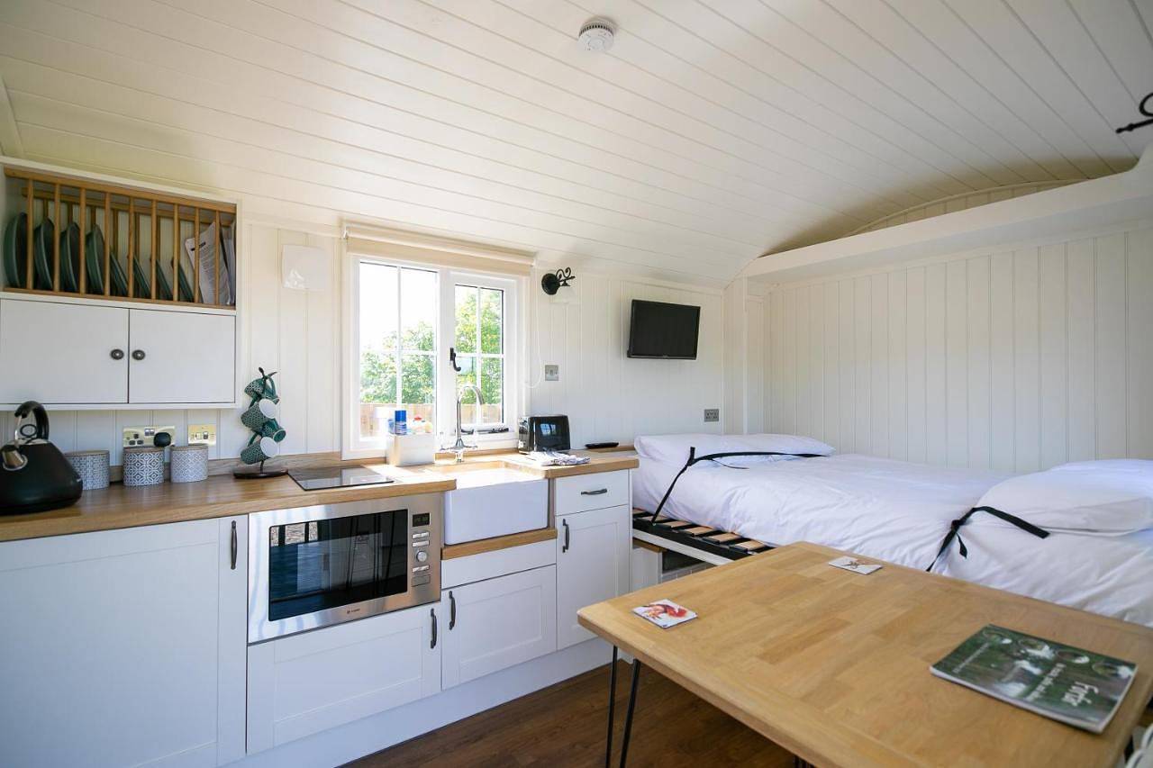 Cabin for 2 with walks, Wifi, bat and restaurant in Angus