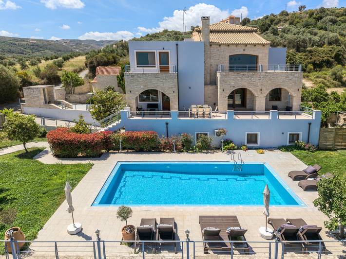 Villa für 8 Personen, mit Balkon und Terrasse sowie Garten und Pool in Adele