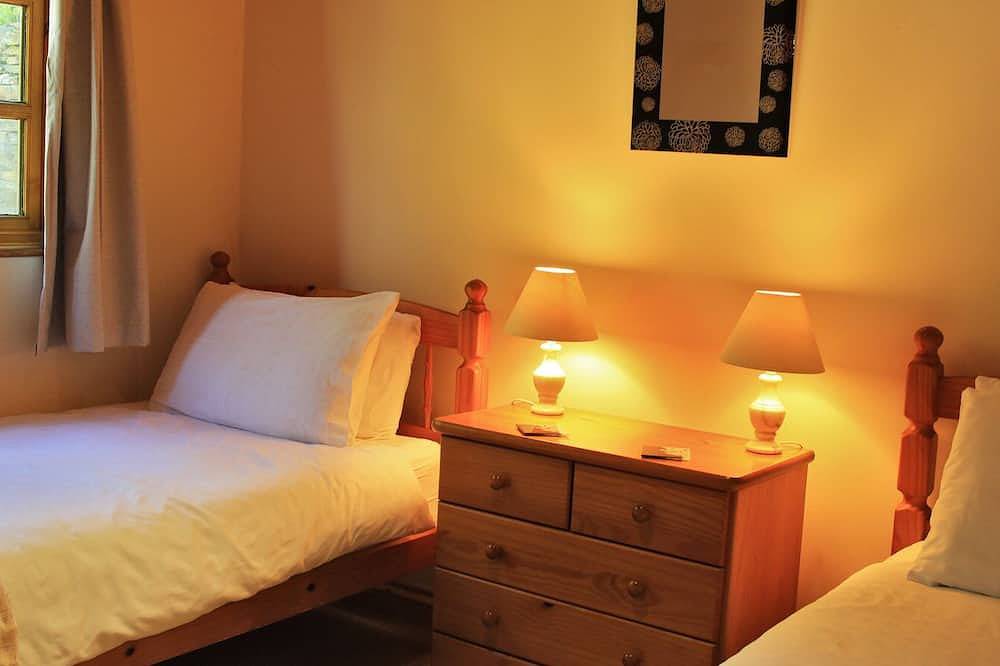Hideaway Pine Cabin With Great Sea Views In Peaceful Location in Boscastle, Pentire Point - Widemouth