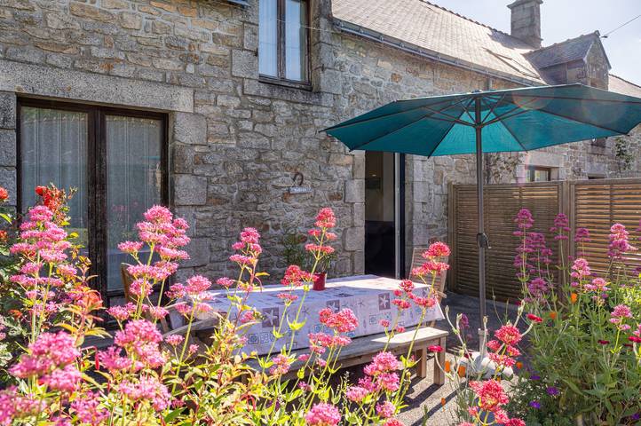 Cottage 'Domaine De Lestroué - Belle-île' with Shared Pool, Private Terrace and Wi-Fi in La Vraie-Croix, Vannes region