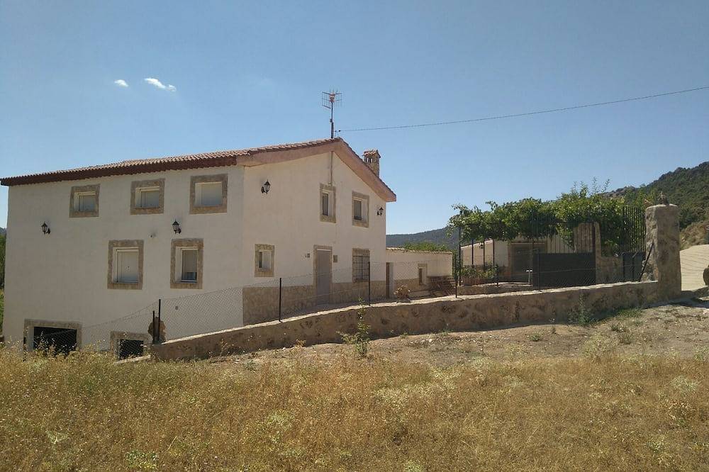 Casa Rural Ideal Para Celebraciones, Amplio Salon , Barbacoa, 18 Personas in Valdemoro-Sierra, Provincia de Cuenca