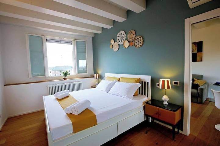 Entire apartment, Terrazza Bonasi | Relaxation & Cinema in the Historic Center in Modena, Modena Province