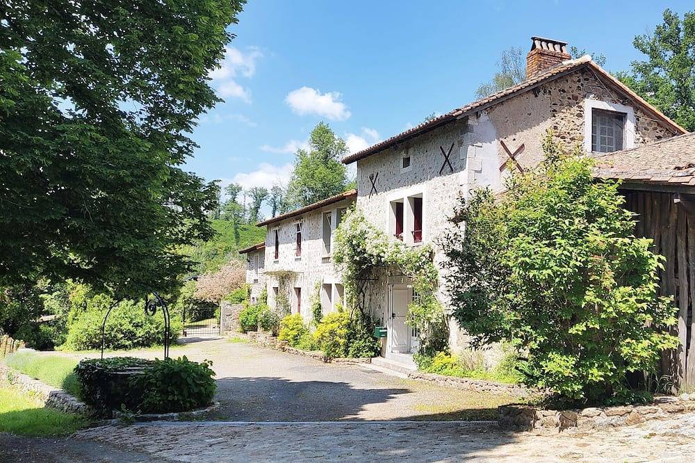 Peaceful country house with swimming pool surrounded by forest in Augignac, Parc naturel régional Périgord-Limousin